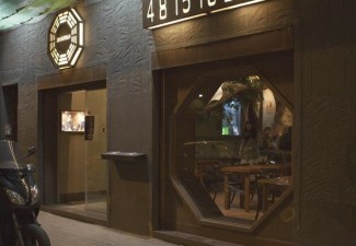 Entrada del bar "Bharma" al Poblenou realitzada amb vidres antisoroll